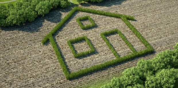 Sprzedaż domu na działce rolnej – czy to możliwe?